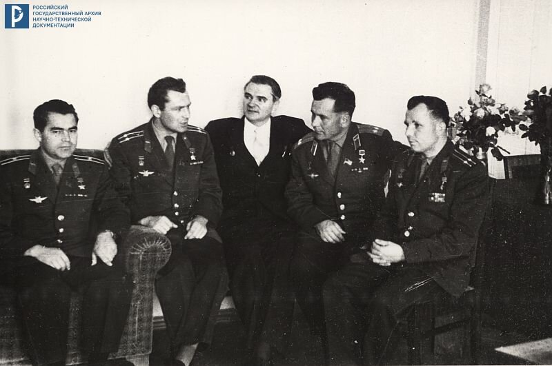 Космонавты А.Г. Николаев, Г.С. Титов, П.Р. Попович, Ю.А. Гагарин во время первого посещения ОКБ-456 беседуют с В.П. Глушко. 9 мая 1963 г. РГАНТД. Ф. 330. Оп. 1. Д. 245. Л. 1.