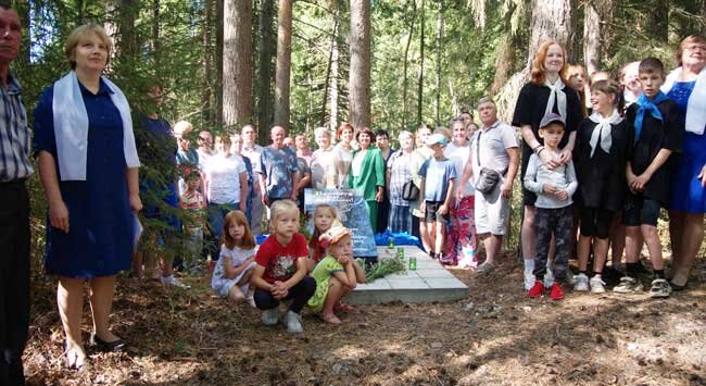 Участники открытия обновленного памятника в селе Жилино. 12 августа 2023 года