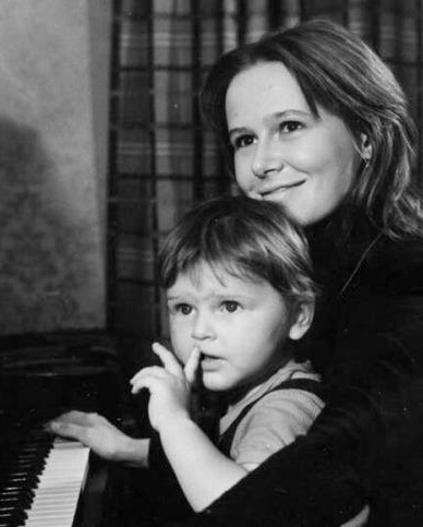 Евгении Симоновой на сегодняшний день 68 лет, и она до сих пор выходит на сцену любимого ею театра. И все же 13 лет борьбы со страшной болезнью дают о себе знать.-7