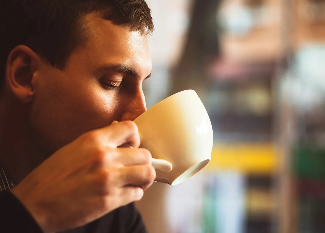 Пить кофе мороженое. Мужчина с чашкой кофе. Человек с кружкой чая. Парень пьет чай. Кружка для мужчины.