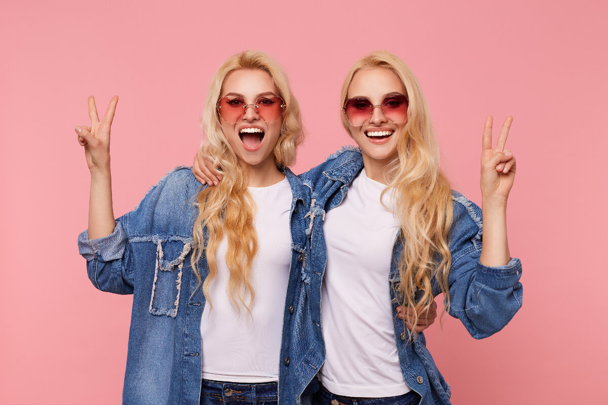 <a href="https://ru.freepik.com/free-photo/glad-young-attractive-long-haired-blonde-women-in-sunglasses-raising-hands-with-victory-gestures-and-looking-gladly-at-camera-with-charming-smiles-isolated-over-pink-background_12586122.htm#query=%D0%B4%D0%B2%D0%B5%20%D1%83%D0%BB%D1%8B%D0%B1%D0%BA%D0%B8&position=14&from_view=search&track=ais">Изображение от nakaridore</a> на Freepik