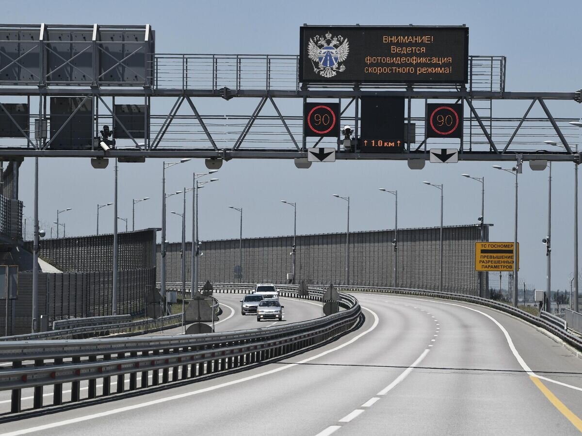    Автомобили на Крымском мосту© РИА Новости / Константин Михальчевский