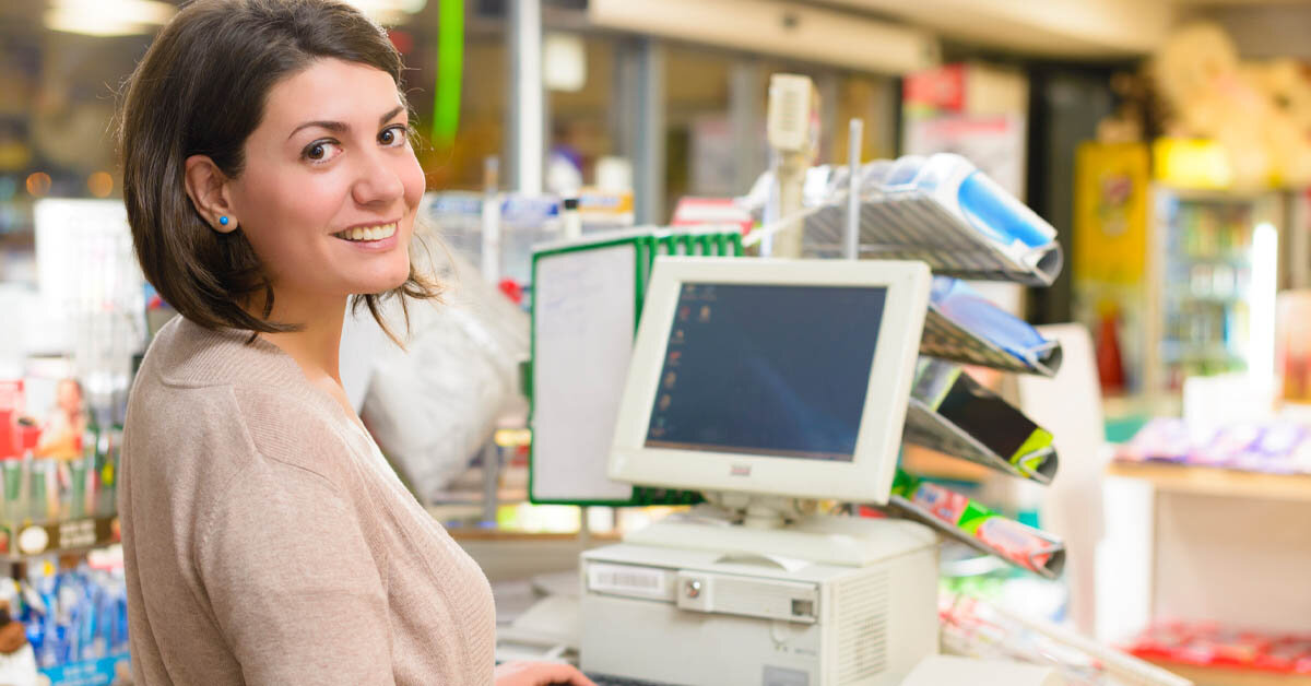 Продавец консультант в магазин электроники. Продавец бытовой техники. Люди в магазине техники. Продавец магазин компьютерных. Продавец магазин компьютерных.