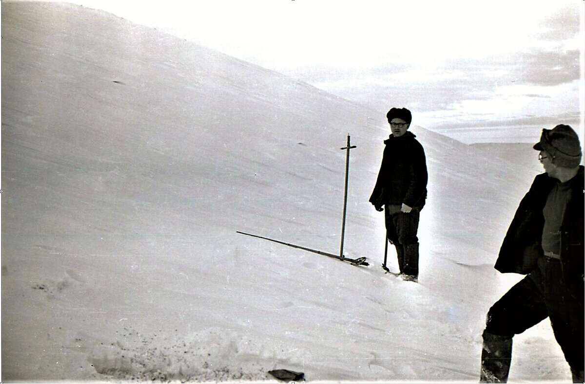 2 марта 1959года Королев и Бардин на месте установки палатки Дятлова, где склон северо-восточного отрога имеет уклон 21°. 