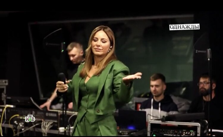 Готовится к концерту