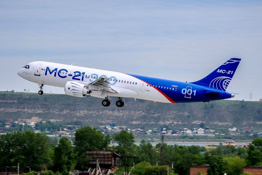 Российский магистральный самолёт Irkut MC-21-300 впервые взлетел с аэродрома Иркутского авиазавода при помощи двух Pratt & Whitney PW1400G — эти двигатели будут устанавливаться и серийно, до появления рабочих экземпляров ПД-14