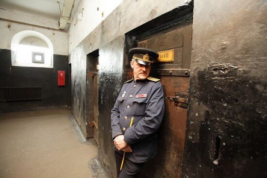 Отель, расположенный в бывшем здании тюрьмы – не такая уж и новинка. Однако в мире не так уж и много гостиниц, гости которой должны подписать бумагу, согласно которой они являются не против того, что на протяжении всей ночи с ними будут обращаться как с самыми настоящими узниками.

