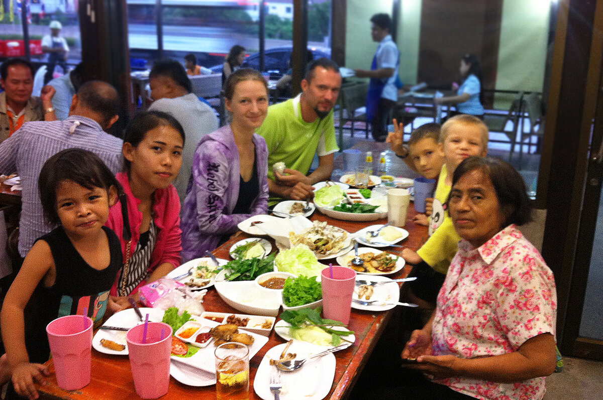 Санаторская тайцы. Тайцы за столом. Таиланд люди за столом. Тайцы едят. Семейный ужин тайцев.
