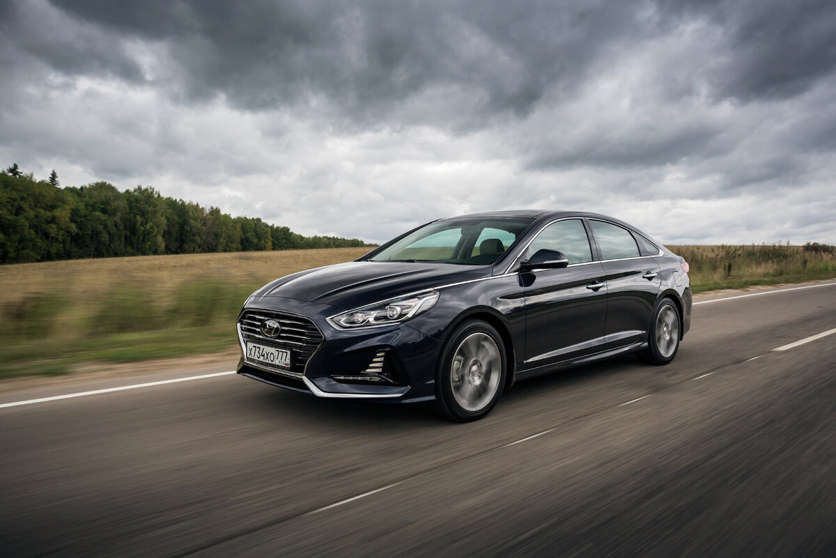 Спереди у Сонаты независимая пружинная подвеска типа Макферсон со стабилизатором поперечной устойчивости. Сзади - независимая пружинная многорычажная со стабилизатором поперечной устойчивости. Колесная база - 2 805 мм. Дорожный просвет - 155 мм. 