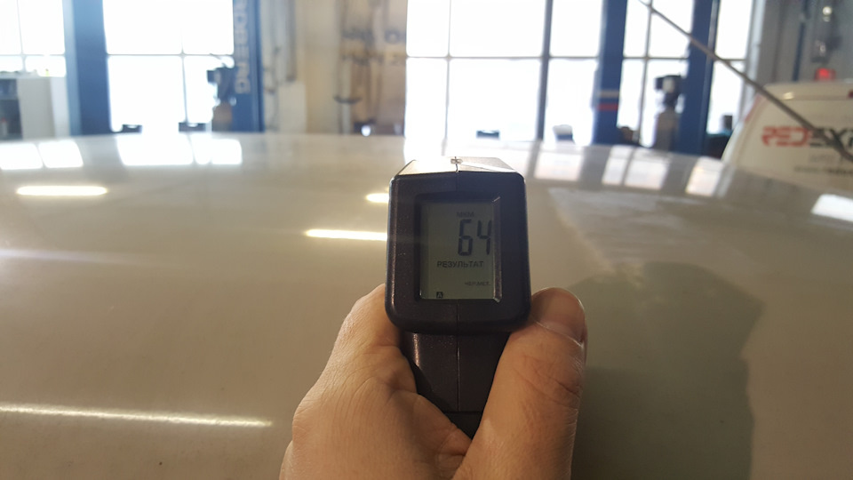 Крыша практически в идеале. Есть две небольшие вмятины. На стоках ржавчины нет.