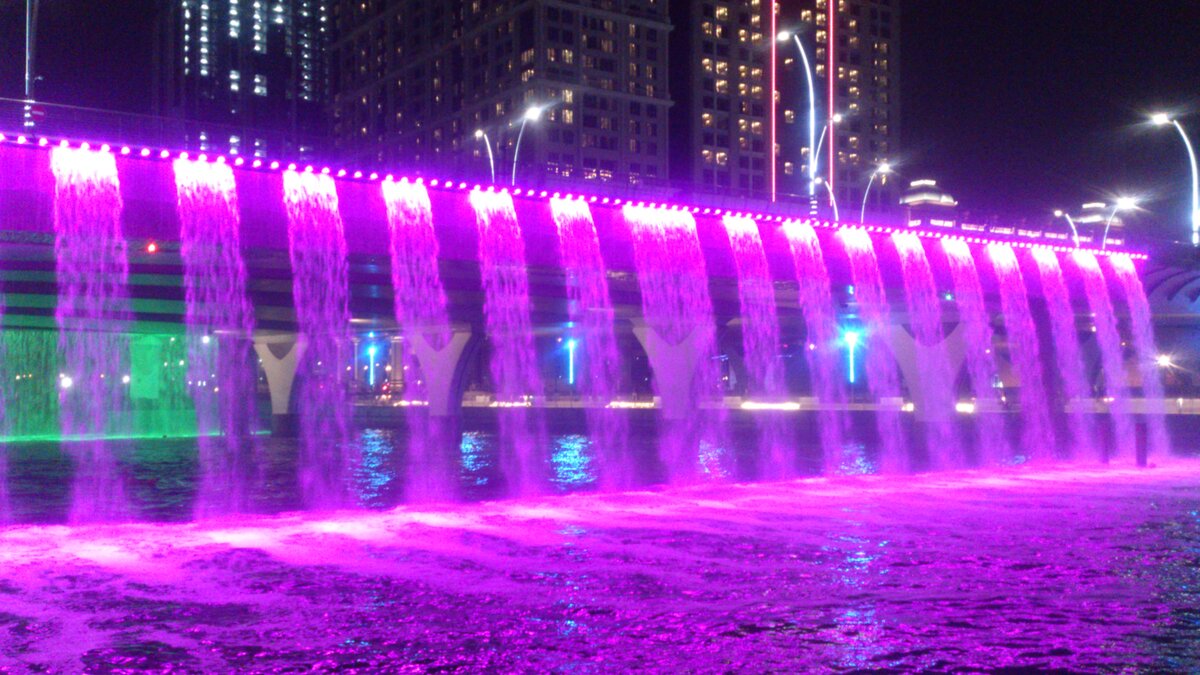  Канал Дубай ( Dubai Water Canal)  – новая достопримечательность города. В месте пересечения Канала с мостом Шоссе шейха Зайда устроен механический водопад.-2