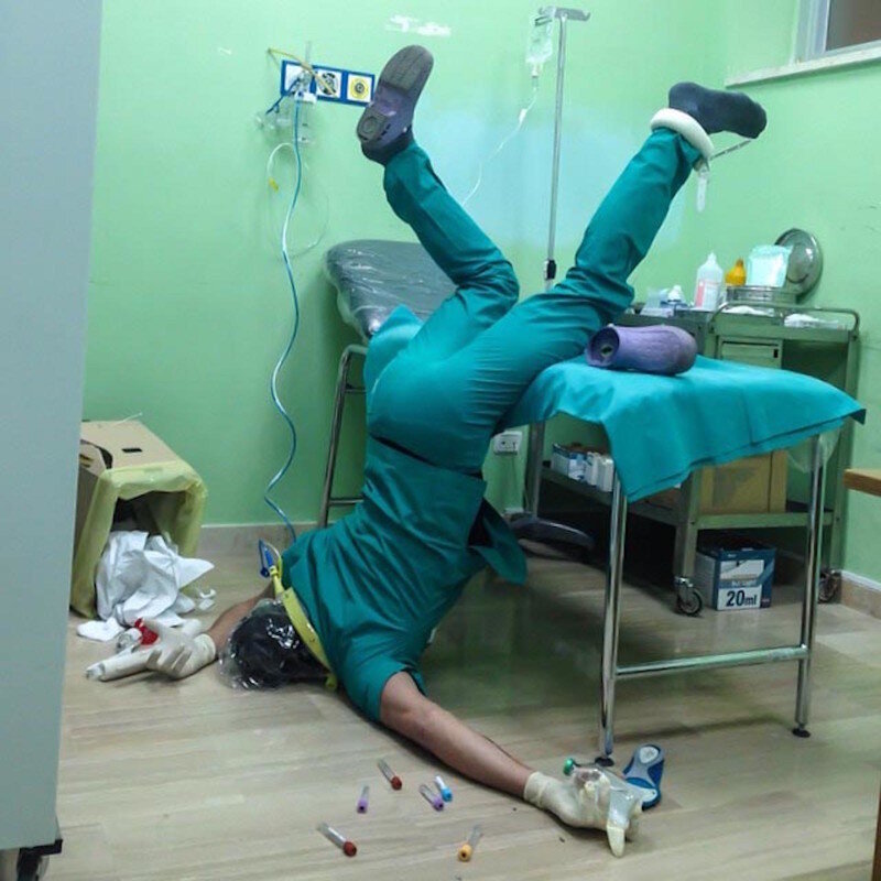 Врач по поводу ног. Медики фотосессия смешная. Прикольный снимок в больнице. Уставшая медсестра.