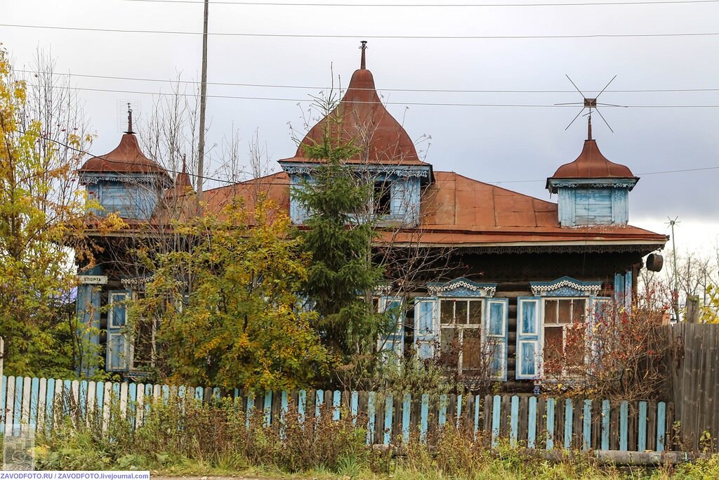 Верхняя фотография. Верхний Тагил Свердловская область. Г верхний Тагил Свердловской обл. Верхний Тагил Урал. Церковь в Верхнем Тагиле Свердловской области.