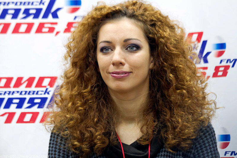 Как обычно я пишу последний, времени нет и всё такое.... Ну написать об этом стоит. Во-первых эти ребята уже много много лет к нам не зазежали, во-вторых у них сейчас новый имидж и новые "темы" В общем группа как никогда популярна и в Платинум арене мы наблюдали практически аншлаг


На пресс-конференции было весело, я спросил у Шнура про твиттер, кто-то из журналистов спросил Юлию Коган не стрёмно ли ей петь и матюгаться, ну кончно же нет, она охарактеризовала себя рыжей сучкой и слово "пиздато" сказать для неё это нормально, не ну мы все же люди

