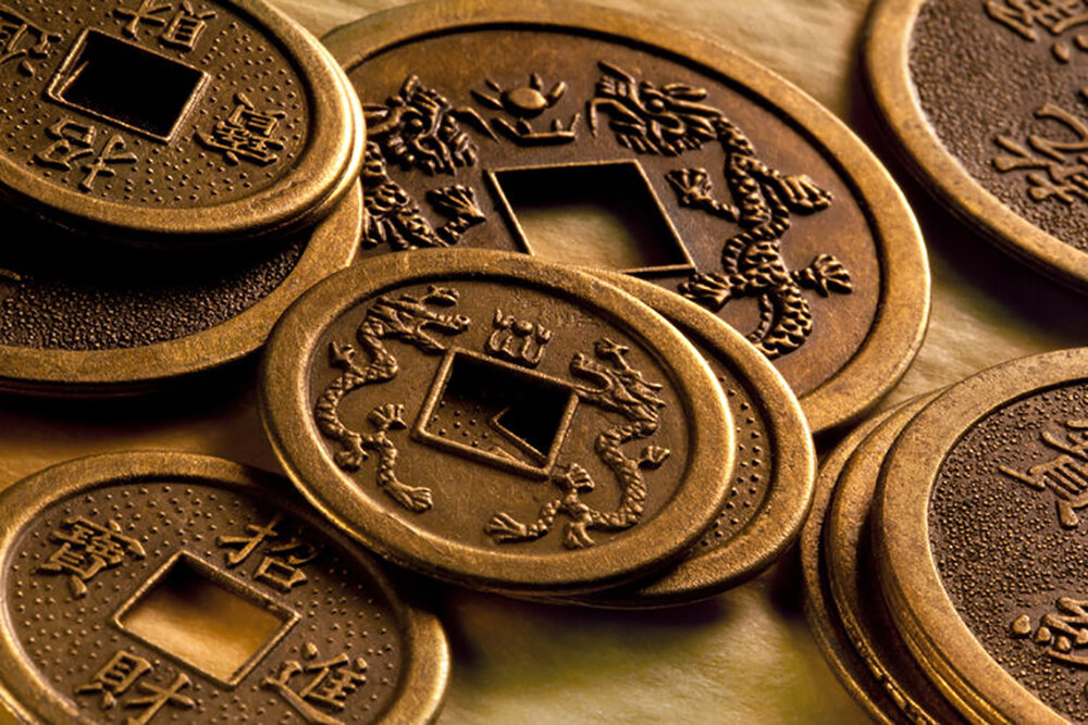 Древние китайские монеты. Китайские деньги в древности. Металлические деньги Китая. Древние золотые монеты Китая. Старинная азартная игра с бросанием