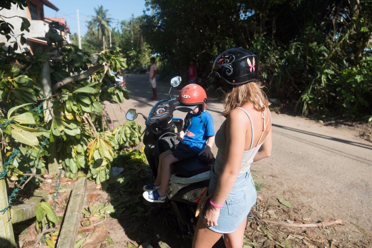 По-этому мы расстроились и встали подумать над дальнейшими действиям, стоим, никого не трогаем, к нам подъезжает приятный взрослый ланкиец, спрашивает чего мы тут делаем