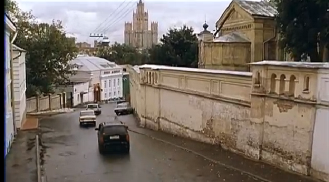 Она видна вдали во время автомобильной погони по Хитровке и Ивановской горке.
