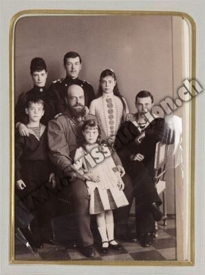      Александр III с семьей    