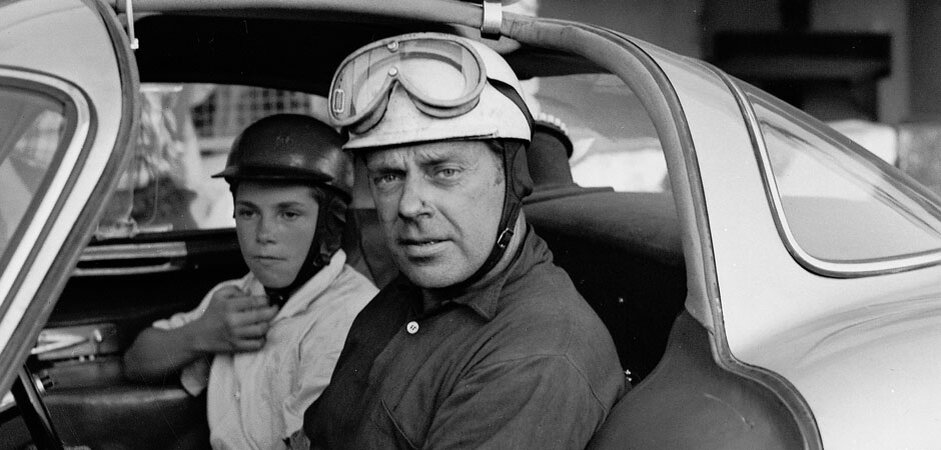 Рудольф Уленхаут со своим сыном Роджером за рулём Mercedes 300 SLR