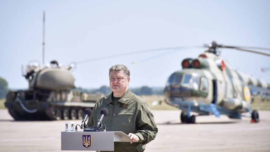 Зачем вести одну жизнь, если можно позволить себе две? Вот о чем подумал Петр Порошенко, когда  улетел в начале года на арендованный остров. В то время как украинское телевидение показывало президента, как он празднует  Рождество с женой и детьми, Порошенко фактически был в отпуске на Мальдивах.  И поскольку никто не должен был об этом знать, президент был под ложным именем: Петр Инкогнито. 
История г-на Инкогнито вызвала недовольство в Киеве. Какой президент тратит полмиллиона долларов на недельные каникулы , пока его страна погружается в нищету? Прошло уже четыре года со времени Евромаидской революции в Киеве, и ни граждане Украины, ни  зарубежные партнеры не знают, с кем они имеют дело: с президентом, который хочет провести серьезные реформы,  или с бизнесменом, который использует свой офис в первую очередь для обогащения?

Живя по-новому» был лозунг, который когда-то использовал миллиардер. Поговорка соответствовала настроению; бывший президент Виктор Янукович бежал в Россию, его коррумпированный донецкий клан лишился власти. Страна искала новое начало. Порошенко хотел увести страну его на Запад, продать свою деловую империю, он обещал прозрачность и реформы и быстрый конец войны в Донбассе. Четыре года спустя война продолжает тлеть, реформы не приносят плодов, доходы резко упали. Свою компанию Рошен он так и не продал. Судя по всему ,нам следует ожидать новый майдан