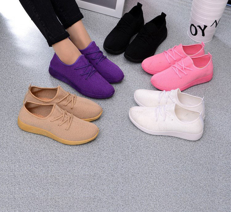 Бывает так, что летом (весной), нужно одеть закрытую обувь - в этом случае я предпочитаю одевать легкие слипоны, которые называю "пушинки". Они просто невесомые, верх из легкой дышащей ткани, а подошва мягкая, эластичная. На ногах их практически не чувствуешь, отлично подойдут для доолгих прогулок.