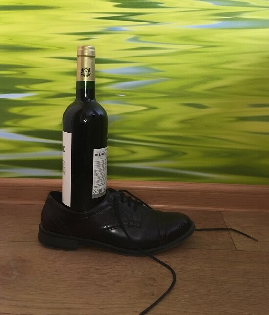 Штопор ароматный мир. Как правильно поставить бутылки на стол. Как открыть вино ботинком. Как открыть вино без штопора. Как закрыть вино