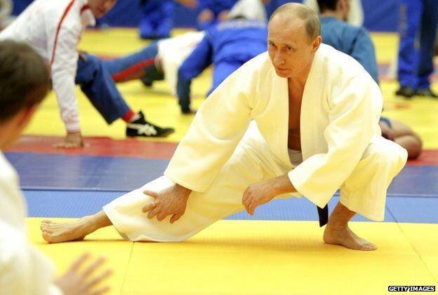 Изображение с изображениямиGETTY IMAGESПодпись к изображению В.Путина была представлена ​​на тренировке дзюдо в декабре 2010 года