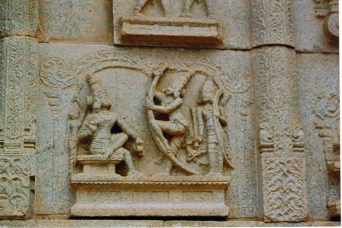 Рама (седьмая аватара Вишну) натягивает лук Шивы в знак своего божественного происхождения