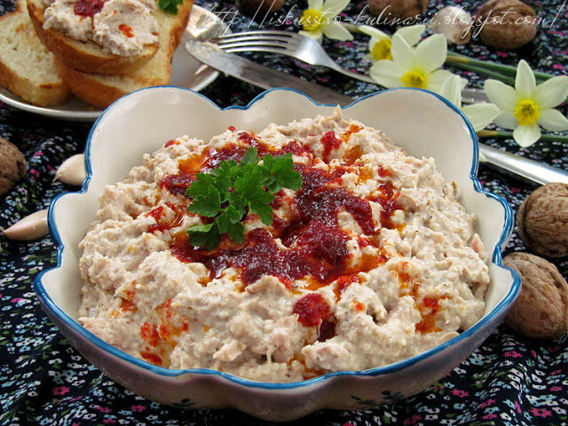  Курица по-черкесски - это очень вкусная и популярная турецкая закуска из отварной курицы, разобранной на мелкие волокна, залитой вкуснейшим орехово-хлебным соусом. Не смотря на название блюдо все-же турецкое, ведь как известно на территории Турции проживает множество разных народов (и в том числе черкесов), и турецкая кухня с годами впитала в себя кулинарные традиции этих народов))) Это прекрасная закуска, с богатым и интересным вкусом, которая отлично украсит любой стол! Угощайтесь и наслаждайтесь!!!
