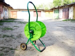 из брусков делаем стойку: самый длинный брус крепим снизу П-образной конструкции из коротких брусков, дабы она прочно стояла на земле;