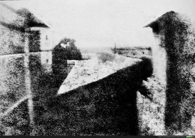 Первое закреплённое изображение было сделано в 1822 году французом Жозефом Нисефором Ньепсом (Nicéphore Niepce), но оно не сохранилось до наших дней. 
Поэтому первой в истории фотографией считается снимок «Вид из окна», полученный Ньепсом в 1826 году с помощью камеры-обскуры на оловянной пластинке, покрытой тонким слоем асфальта.
