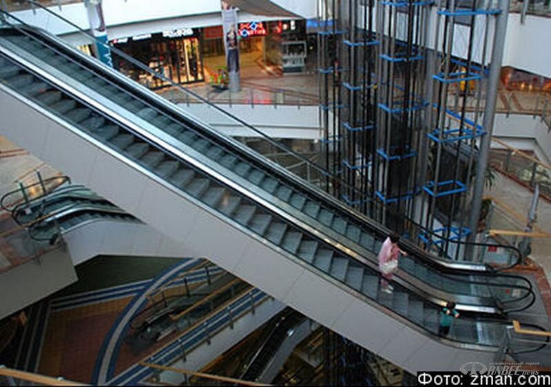  Случай произошедший в Китае в торговом центре, просто поражает и ошеломляет  не только халатностью, но и поведением сотрудников этого центра.  
Видеонаблюдение установленное в торговом центре сняли полную картину произошедшей гибели молодой женщины и чудом спасшегося  ее ребенка. По записи  отчетливо видно, как  женщина с ребенком поднялась и хотела сойти с  него, в этот момент металлические лестницы развалились у нее под ногами, и она упала в механизм эскалатора , где ее затянуло как в мясорубку, но чудом успев вытолкнуть  своего маленького сына с площадки. 