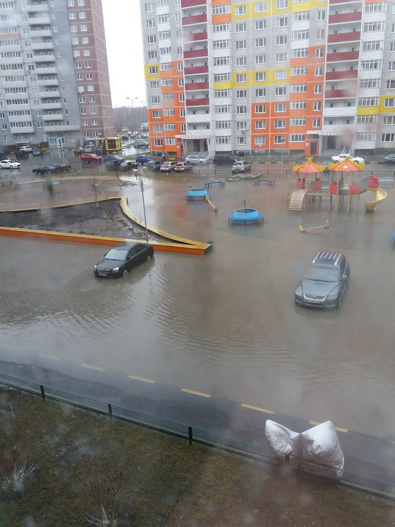 Система водоотведения, по всей вероятности, не справилась с количеством воды, поэтому люди здесь вынуждены запасаться резиновыми сапогами.
