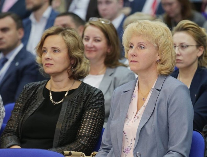 Министр финансов Иркутской области Наталия Бояринова (справа). Фото: Фото взято со страницы губернатора Иркутской области Сергея Левченко в Facebook