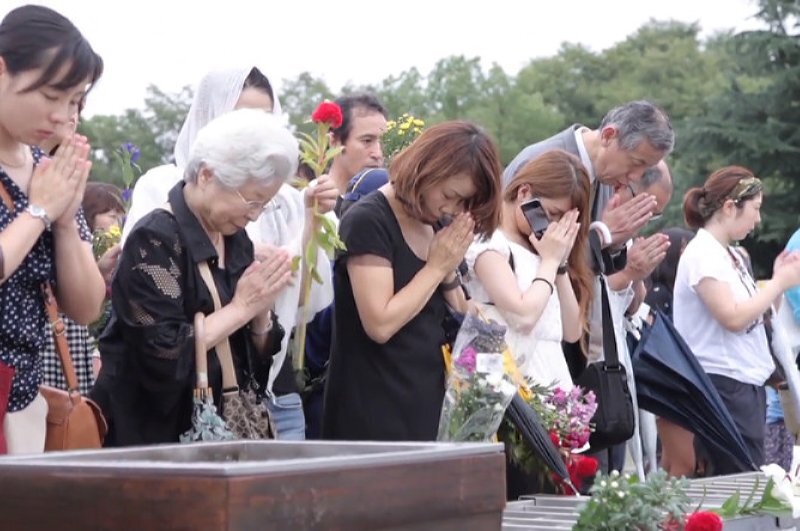 Зачем на похоронах кидают. Японские погребальные обряды. Погребальная церемония в Японии.