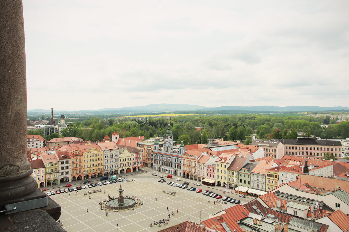 Чехия - излюбленное место для культурного отдыха россиян, да и вообще европейцев. Но почему-то большинство и начинает, и заканчивает свое знакомство со страной посещением ее столицы - Праги.
