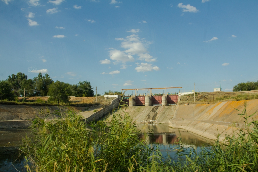 Село плотина. Лебедевское водохранилище. Лебедевское водохранилище Саратовская область. Лебедевское водохранилище Краснокутский район. Саратовская область Краснокутский район Лебедевское водохранилище.