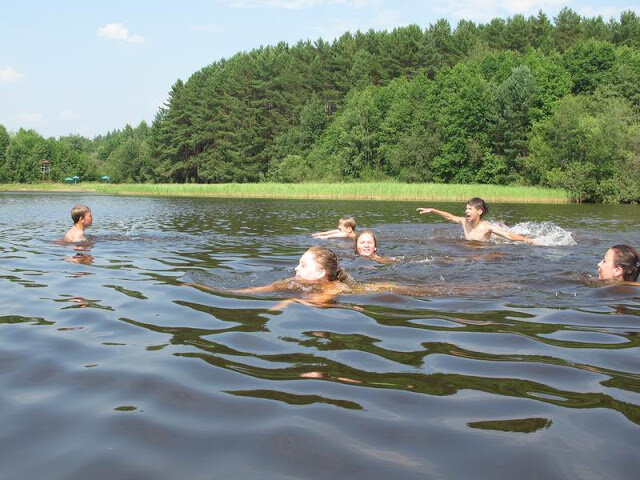 Потом пошли поплавать, но как бы в сторонке от малолеток. Они же все-таки старшеклассницы и негоже плескаться в лягушатнике.