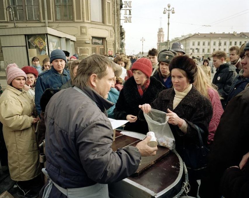 Продажа мороженого на Невском проспекте. 1992 г