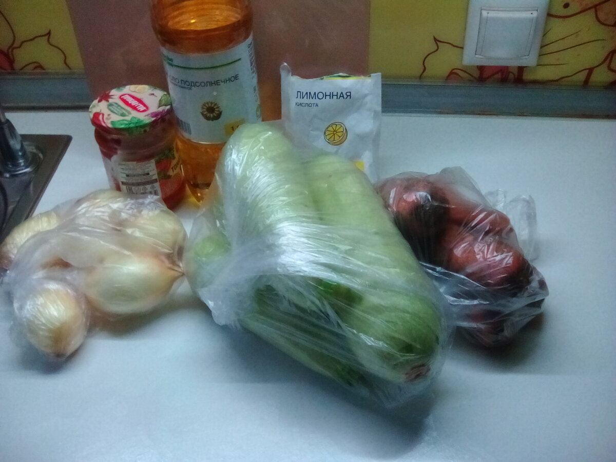 Продукты моем, чистим, режем.