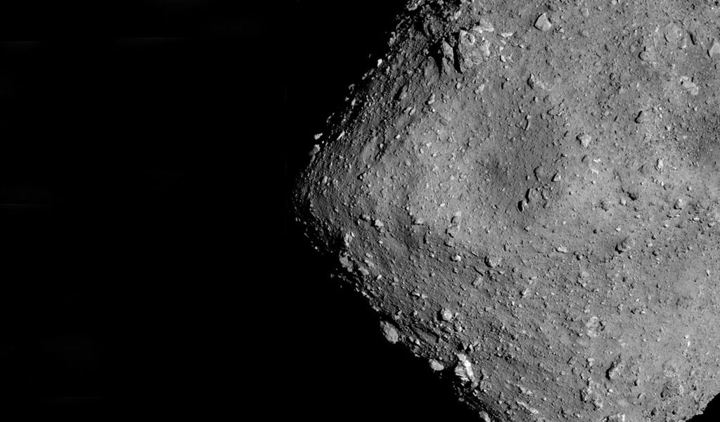 Японский зонд Hayabusa 2 ищет, где она сможет приземлиться на астероиде Ryugu.