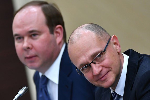 Напутствие киндер-генерала 
Отличные перспективы нарисовал прокремлевской молодежи первый замглавы администрации президента Сергей Кириенко. 
 
Он прибыл на ее форум «Территория смыслов» вместо Путина, который встречу проигнорировал впервые за 13 лет. Устал. От лета. Мундиаля. Трампа. Пенсий. Молодежи. 

Молодежь донимала Кириенко «проблемой несменяемости власти», невозможностью «прийти во власть и внести свой вклад в развитие страны». 

Кириенко подвел итог обсуждению, рассказав молодежи старый анекдот, отлично выражающий суть построенной в России системы:

«Может ли сын полковника стать генералом? Не может: у генерала есть свои дети».

Молодец. Отлично. 

Вы, тут, прокремлевская молодежь, обсуждайте, что хотите, но править вами будут наши дети.

https://cdn.vdmsti.ru/image/2018/4m/1a4xx/default-1ns.jpg