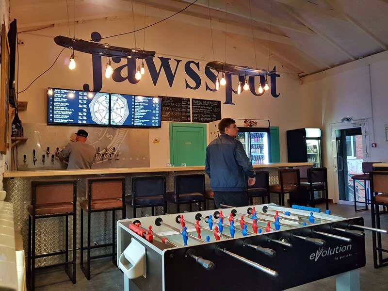 Пивоварня Jaws из Свердловской области открыла необычный паб в Челябинске на Кировке.
