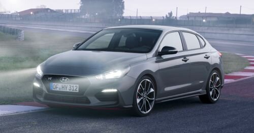 Для модели предлагается спорт-пакет Performance Package, с которым отдача мотора возрастет до 275 лошадиных сил. Также такой автомобиль получит электронноуправляемый дифференциал повышенного трения, активную выпускную систему, более мощные тормоза и 19-дюймовые колесные диски с покрышками Pirelli P Zero.  