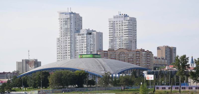 Здание Торгового Центра выделяется на фоне классической городской застройки.