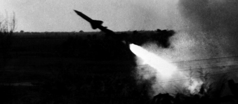 
В течение 4-5 секунд после запуска за SA-2 тянулся яркий огненный шлейф, исходящий от работающего ускорителя. Во время операции Linebacker II пилоты не всегда могли увидеть его из-за низкой облачности и туманов, окутывающих Ханой.