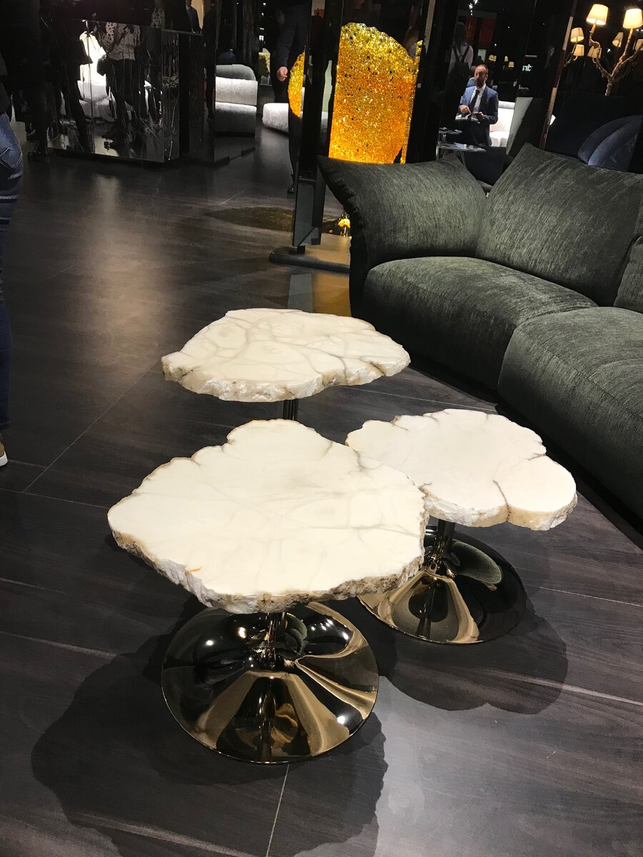 Журнальный столик из камня и металла. Выглядит так же основательно как и весит...