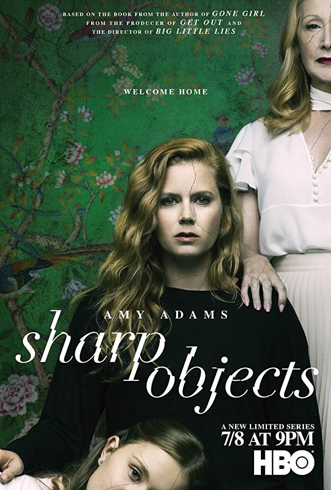 Острые предметы (мини-сериал) / Sharp Objects (2018 – ...)  Оценка : 3 из 5.

Новый проект HBO при участии создателя нашумевшей картины «Исчезнувшая» и актрисы первой величины Эми Адамс не оставит равнодушным самого ленивого зрителя. Восьмисерийный проект, умещающий в себе смесь жанров психологической драмы и детективного триллера стал одним из основных событий лета на малом экране, представляя зрителю оригинальный сюжет, исследующий ещё не знакомую массам болезнь под названием «синдром Мюнхгаузена». 

На деле же, зрителя ожидает больше психологическая драма, нежели остросюжетный детектив. Весь акцент семи из восьми эпизодов сосредоточен на внутренней борьбе главной героини с собственной болью, сопровождающейся бесконечной чередой флэшбэков и картиной мрачного и жуткого южного гостеприимства на фоне инертной динамики. Само расследование преступлений остаётся на заднем плане. А неоднозначный финал оставит для зрителя ещё больше вопросов нежели ответов.
