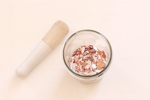 Дробленая яичная скорлупа – кладезь микроэлементов для растений