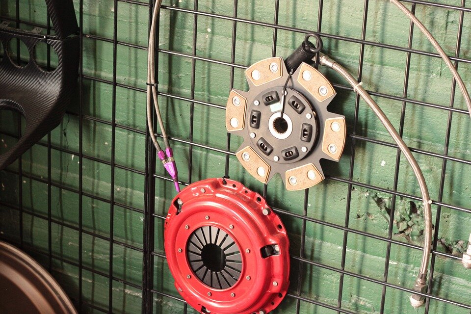 Теперь разберемся со вторым непонятным выражением - "сцепление буксует"